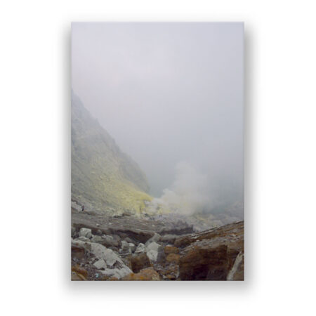Schwefelabbau im Vulkan Mount Ijen in Indonesien Fotografie Wandbild