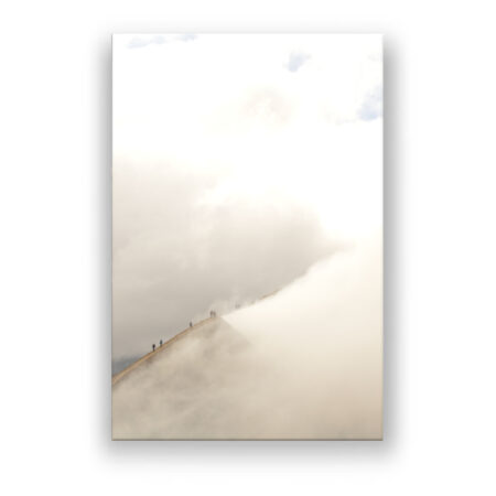 Wanderer am Rand des aktiven Vulkans Mount Bromo verschwinden im Rauch Fotografie Wandbild