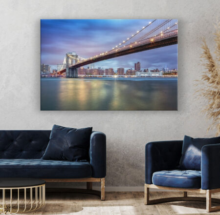 Die Brooklyn Bridge in NYC in der Abenddämmerung Fotografie Wandbild