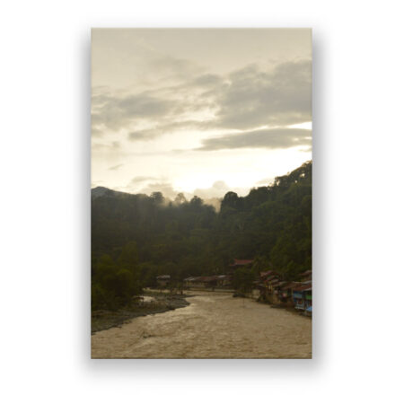 Bahorok-Fluss und das Dorf Bukit Lawang im indonesischen Regenwald Fotografie Wandbild
