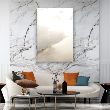 Wanderer am Rand des aktiven Vulkans Mount Bromo verschwinden im Rauch Fotografie Wandbild