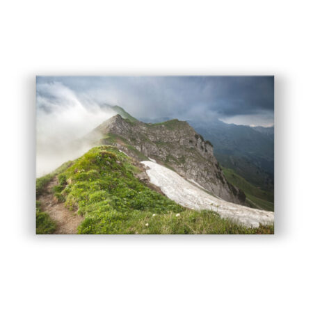 Wolken wirbeln um einen Berggipfel Fotografie Wandbild