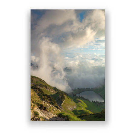 Einsame Hütte an einem See in den Alpen Fotografie Wandbild